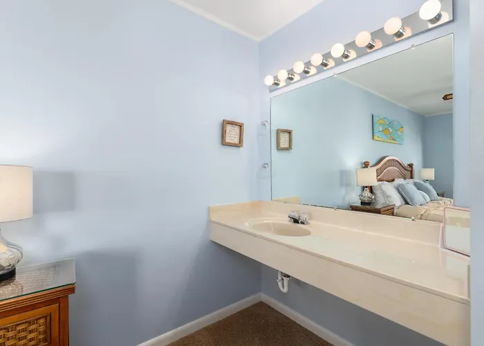 Wake Up To Stunning Ocean Views In Beautiful Plaza Condominium! Ferienhaus *